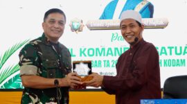  Mayor Jenderal TNI Niko Fahrizal, M.Tr.(Han), didampingi Ketua Persit Kartika Chandra Kirana Daerah Iskandar Muda, Ny. Eva Niko Fahrizal, menghadiri kegiatan ceramah keagamaan dilaksanakan di Aula Markas Yonif 116/Garda Samudera, Meulaboh, Aceh Barat, Kamis (15/5/2025).