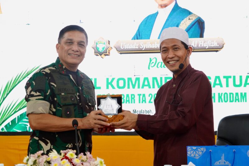 Mayor Jenderal TNI Niko Fahrizal, M.Tr.(Han), didampingi Ketua Persit Kartika Chandra Kirana Daerah Iskandar Muda, Ny. Eva Niko Fahrizal, menghadiri kegiatan ceramah keagamaan dilaksanakan di Aula Markas Yonif 116/Garda Samudera, Meulaboh, Aceh Barat, Kamis (15/5/2025).