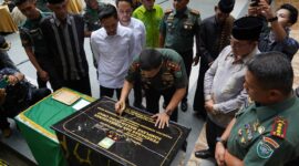  Mayor Jenderal TNI Niko Fahrizal, M.Tr. (Han), didampingi Ketua Persit Kartika Chandra Kirana Daerah Iskandar Muda, Ny. Eva Niko Fahrizal, meresmikan hasil rehabilitasi dan pembangunan fasilitas Kompleks Makam Pahlawan Nasional Teuku Umar di Gampong Mugo Rayeuk, Kecamatan Panton Reu, Kabupaten Aceh Barat, pada Sabtu (17/5/2025).