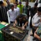  Mayor Jenderal TNI Niko Fahrizal, M.Tr. (Han), didampingi Ketua Persit Kartika Chandra Kirana Daerah Iskandar Muda, Ny. Eva Niko Fahrizal, meresmikan hasil rehabilitasi dan pembangunan fasilitas Kompleks Makam Pahlawan Nasional Teuku Umar di Gampong Mugo Rayeuk, Kecamatan Panton Reu, Kabupaten Aceh Barat, pada Sabtu (17/5/2025).