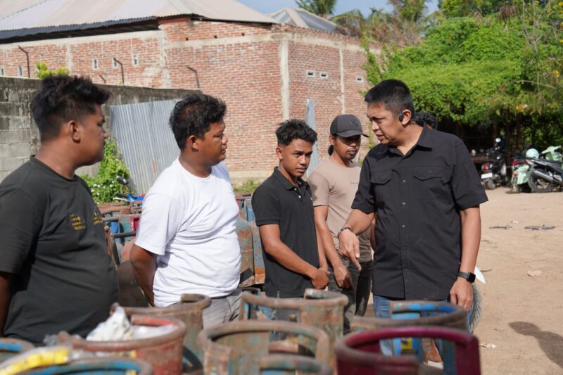 personel Sinteldam IM dan Deninteldam IM, berhasil menggerebek sebuah gudang penyimpanan gas LPG dan bahan bakar minyak (BBM) ilegal yang terletak di Desa Ateuk Jawo, Kecamatan Baiturrahman, Kota Banda Aceh. Pada Jumat (23/5/25) dini hari