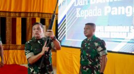  Mayor Jenderal TNI Niko Fahrizal, M.Tr.(Han), menerima secara simbolis satu pucuk senjata api jenis M-16 A1 beserta satu buah magazen dari Komandan Kodim 0102/Pidie, Letkol Inf Andi Irsan, M.Han., 