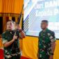  Mayor Jenderal TNI Niko Fahrizal, M.Tr.(Han), menerima secara simbolis satu pucuk senjata api jenis M-16 A1 beserta satu buah magazen dari Komandan Kodim 0102/Pidie, Letkol Inf Andi Irsan, M.Han., 