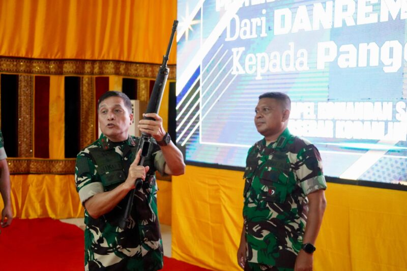  Mayor Jenderal TNI Niko Fahrizal, M.Tr.(Han), menerima secara simbolis satu pucuk senjata api jenis M-16 A1 beserta satu buah magazen dari Komandan Kodim 0102/Pidie, Letkol Inf Andi Irsan, M.Han., 