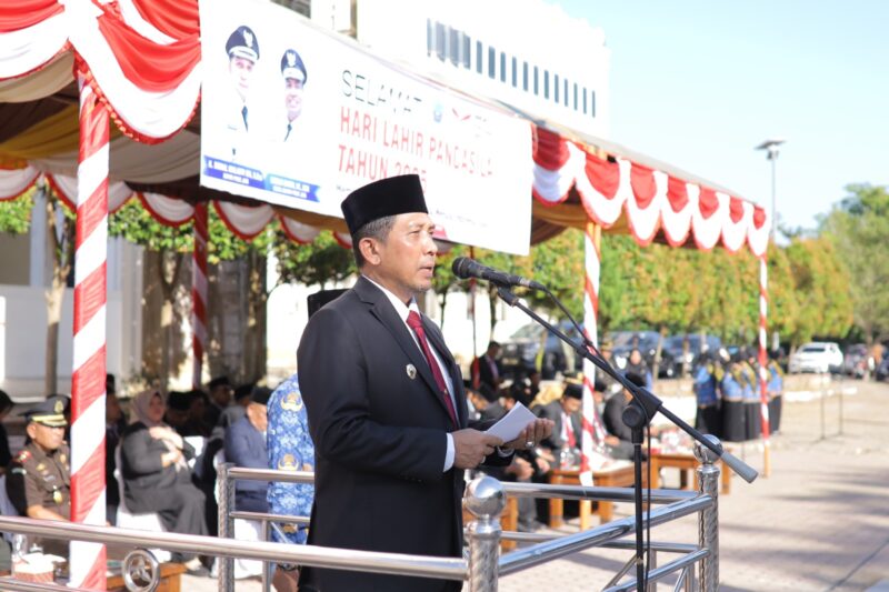 Bupati Pidie Jaya, H Sibral Malasyi MA, S.Sos, M.E, memimpin upacara peringatan Hari Lahir Pancasila yang digelar di halaman Kantor Bupati setempat, Senin (2/6/2025) foto Ist.