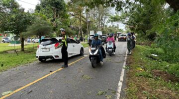 Polres Aceh Selatan Turun Langsung Evakuasi Pohon Tumbang dan Atur Lalu Lintas di Kecamatan Sawang