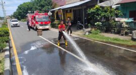 Damkar Tapaktuan Tanggap Cepat Bersihkan Tumpahan Minyak di Depan SMA 2