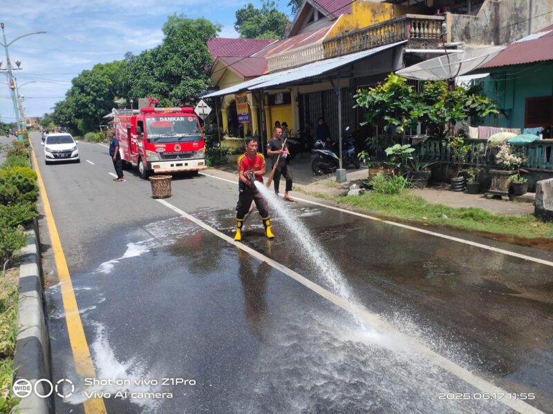 Damkar Tapaktuan Tanggap Cepat Bersihkan Tumpahan Minyak di Depan SMA 2