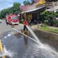 Damkar Tapaktuan Tanggap Cepat Bersihkan Tumpahan Minyak di Depan SMA 2