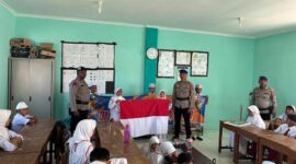Ditpolairud Polda Aceh Saweu Sikula: Edukasi Pelajar tentang Pentingnya Kebersihan Pantai