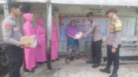 Sambut HUT Bhayangkara ke-79, Polsek Labuhanhaji Timur Salurkan Bansos kepada Warga Kurang Mampu