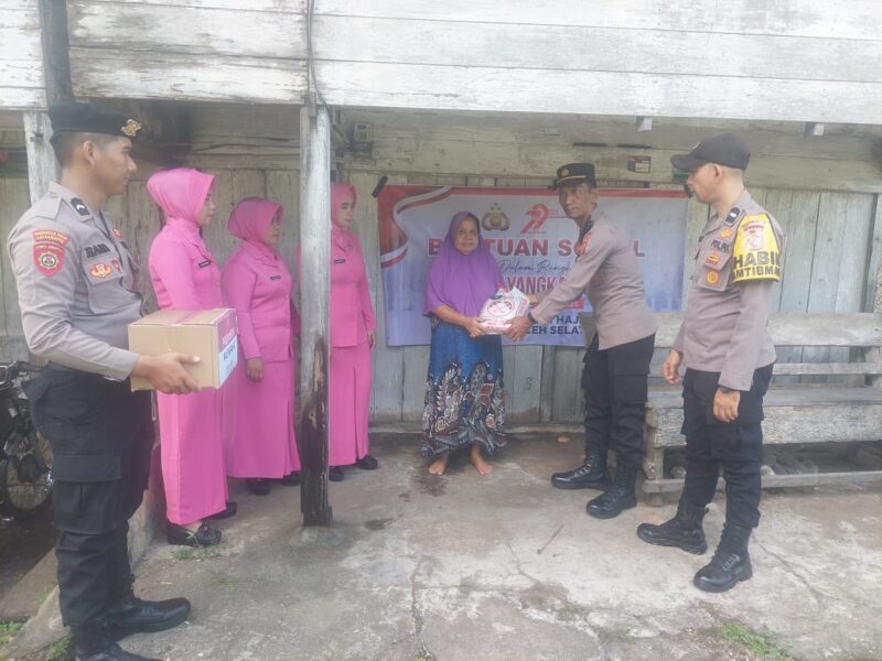 Sambut HUT Bhayangkara ke-79, Polsek Labuhanhaji Timur Salurkan Bansos kepada Warga Kurang Mampu