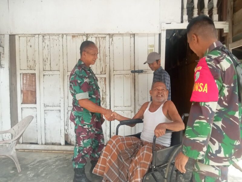 ‎Kepedulian Sosial, Danramil 11/Kluet Tengah Bantu Kursi Roda Untuk Warga Penderita Stroke