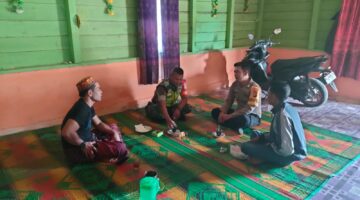Babinsa Koramil 10/Pantan Cuaca melaksanakan Komsos Dengan Masyarakat Desa Binaan 