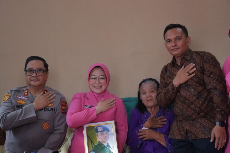 Kapolda Aceh Anjangsana ke Keluarga Almarhum Briptu Anumerta Sri Handri Kusumo Malau yang Gugur saat Penumpasan Teroris di Jalin