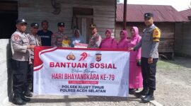 Penyaluran Bansos HUT Bhayangkara ke-79, Polsek Kluet Timur Wujudkan Kepedulian Polri kepada Masyarakat
