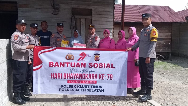 Penyaluran Bansos HUT Bhayangkara ke-79, Polsek Kluet Timur Wujudkan Kepedulian Polri kepada Masyarakat