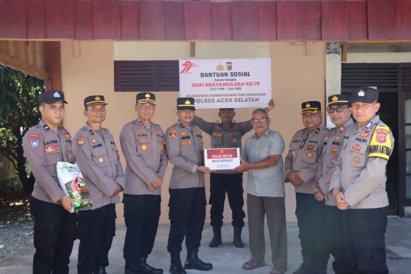 Polres Aceh Selatan Anjangsana dan Salurkan Bansos ke Purnawirawan Polri Sambut HUT Bhayangkara ke-79