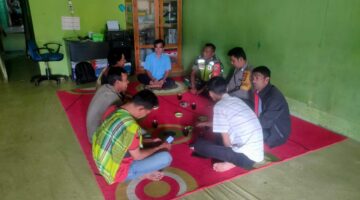 Babinsa Koramil 10/PC bersama Babinkamtibmas Melaksanakan kegiatan Komsos dengan perangkat desa di desa binaan