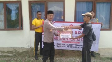 Poksek Kluet Tengah Salurkan Bantuan Sosial Dalam Rangka Hut Bhayangkara Ke - 79 