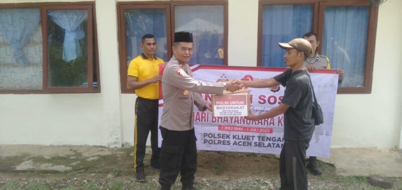 Poksek Kluet Tengah Salurkan Bantuan Sosial Dalam Rangka Hut Bhayangkara Ke - 79 