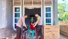 Polsek Labuhanhaji Timur Salurkan Kursi Roda untuk Warga Sakit Stroke di Momen HUT Bhayangkara ke-79