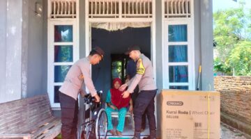 Polsek Labuhanhaji Timur Salurkan Kursi Roda untuk Warga Sakit Stroke di Momen HUT Bhayangkara ke-79