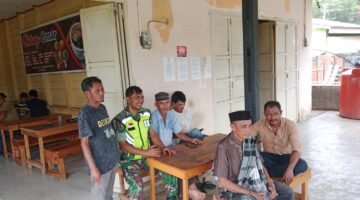 Babinsa Koramil 10/Pantan Cuaca melaksanakan Komsos Dengan Masyarakat Desa Binaan