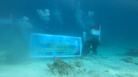 Peringati Hari Bhayangkara ke-79, Ditpolairud Polda Aceh Kibarkan Merah Putih di Dasar Laut Sabang