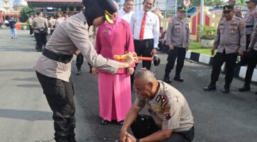 Kasat Tahti Polresta Deli Serdang Terima Kenaikan Pangkat Pengabdian