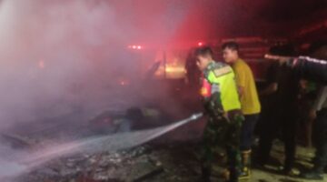gerak cepat Babinsa Koramil 0108-06/Babul Rahmah patut diapresiasi. Pada Sabtu sore (07/06/2025), kobaran api melalap sepuluh unit rumah warga di Desa Lingga Alas, Kecamatan Babul Rahmah, Kabupaten Aceh Tenggara. 