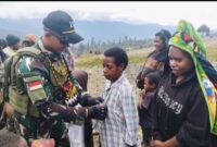 Yonif 112/Dharma Jaya yang bertugas di Pos Nume kembali menunjukkan eksistensinya dalam membantu dan meringankan beban masyarakat di wilayah penugasan. Pada Minggu (15/6/2025), 