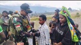 Yonif 112/Dharma Jaya yang bertugas di Pos Nume kembali menunjukkan eksistensinya dalam membantu dan meringankan beban masyarakat di wilayah penugasan. Pada Minggu (15/6/2025), 
