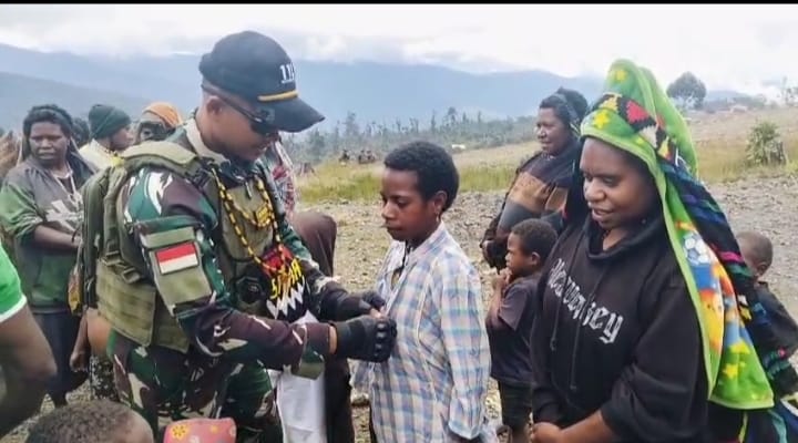 Yonif 112/Dharma Jaya yang bertugas di Pos Nume kembali menunjukkan eksistensinya dalam membantu dan meringankan beban masyarakat di wilayah penugasan. Pada Minggu (15/6/2025), 