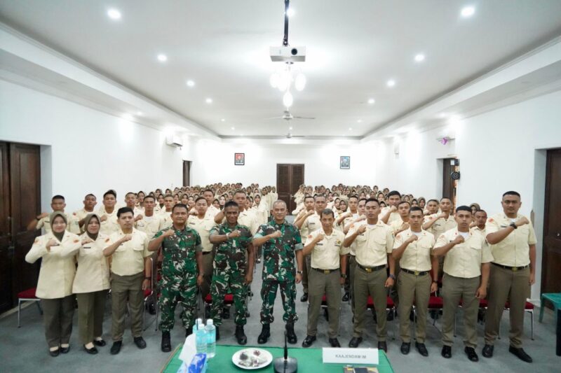 sebanyak 156 orang lulusan Aparatur Sipil Negara Angkatan Darat (ASN AD) Tahun Anggaran 2024 dalam sebuah kegiatan yang berlangsung pada Kamis (19/6/2025), bertempat di Markas Ajendam IM, Banda Aceh.