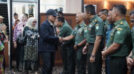 Mayor Jenderal TNI Niko Fahrizal, M.Tr.(Han)., bersama Ketua Persit Kartika Chandra Kirana Daerah Iskandar Muda, Ny. Eva Niko Fahrizal, tiba kembali di tanah air usai menunaikan ibadah haji tahun 1446 H/2025 M. Senin (23/6/25)