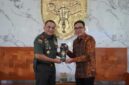 Mayor Jenderal TNI Niko Fahrizal, M.Tr.(Han)., menerima audiensi sekaligus penyerahan bantuan 100 unit Alat Pemadam Api Ringan (APAR) dari President Director PT. Indolok Bakti Utama, Bapak Rahmat Rezki, Kamis (26/6/2025).