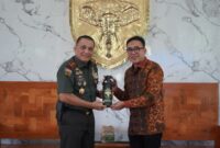 Mayor Jenderal TNI Niko Fahrizal, M.Tr.(Han)., menerima audiensi sekaligus penyerahan bantuan 100 unit Alat Pemadam Api Ringan (APAR) dari President Director PT. Indolok Bakti Utama, Bapak Rahmat Rezki, Kamis (26/6/2025).