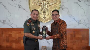 Mayor Jenderal TNI Niko Fahrizal, M.Tr.(Han)., menerima audiensi sekaligus penyerahan bantuan 100 unit Alat Pemadam Api Ringan (APAR) dari President Director PT. Indolok Bakti Utama, Bapak Rahmat Rezki, Kamis (26/6/2025).