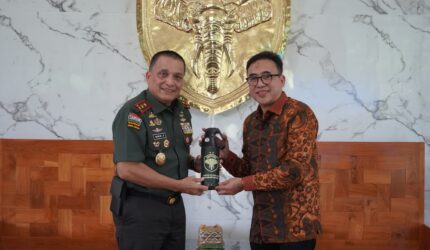 Mayor Jenderal TNI Niko Fahrizal, M.Tr.(Han)., menerima audiensi sekaligus penyerahan bantuan 100 unit Alat Pemadam Api Ringan (APAR) dari President Director PT. Indolok Bakti Utama, Bapak Rahmat Rezki, Kamis (26/6/2025).