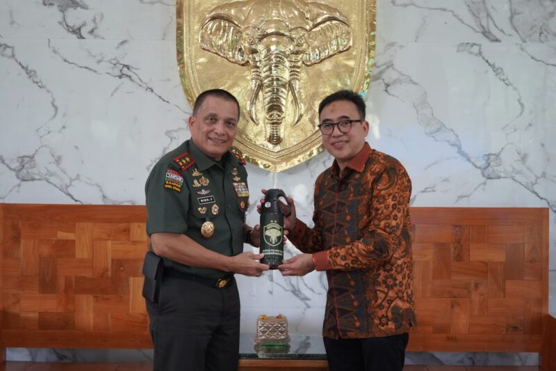 Mayor Jenderal TNI Niko Fahrizal, M.Tr.(Han)., menerima audiensi sekaligus penyerahan bantuan 100 unit Alat Pemadam Api Ringan (APAR) dari President Director PT. Indolok Bakti Utama, Bapak Rahmat Rezki, Kamis (26/6/2025).