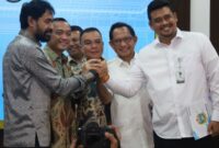 Gubernur Aceh Muzakir Manaf, saat memberikan keterangan pers dan ucapan terima kasih pada konferensi pers penyelesaiaan permasalahan empat pulau di perbatasan Prov. Aceh dan Sumut bersama Mendagri Tito Karnavian, Mensesneg Prasetyo Hadi, Wakil Ketua DPR Sufmi Dasco Ahmad, dan Gubernur Sumut Bobby Nasution, di Kantor Istana Kepresidenan, Jakarta, Selasa (17/6/2025).