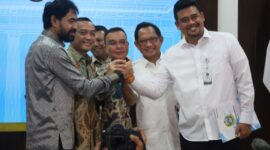 Gubernur Aceh Muzakir Manaf, saat memberikan keterangan pers dan ucapan terima kasih pada konferensi pers penyelesaiaan permasalahan empat pulau di perbatasan Prov. Aceh dan Sumut bersama Mendagri Tito Karnavian, Mensesneg Prasetyo Hadi, Wakil Ketua DPR Sufmi Dasco Ahmad, dan Gubernur Sumut Bobby Nasution, di Kantor Istana Kepresidenan, Jakarta, Selasa (17/6/2025).