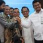 Gubernur Aceh Muzakir Manaf, saat memberikan keterangan pers dan ucapan terima kasih pada konferensi pers penyelesaiaan permasalahan empat pulau di perbatasan Prov. Aceh dan Sumut bersama Mendagri Tito Karnavian, Mensesneg Prasetyo Hadi, Wakil Ketua DPR Sufmi Dasco Ahmad, dan Gubernur Sumut Bobby Nasution, di Kantor Istana Kepresidenan, Jakarta, Selasa (17/6/2025).