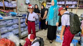 Senyum Siswa SD saat Marlina Ajak Mereka Belanja Seragam Baru