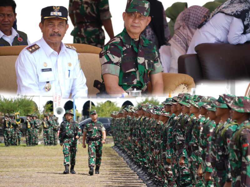 Brigadir Jenderal TNI Ayi Supriatna, S.I.P., M.M., mewakili Panglima Komando Daerah Militer Iskandar Muda secara resmi menutup kegiatan TNI Manunggal Membangun Desa (TMMD) ke-124 Tahun Anggaran 2025 dalam upacara yang digelar di Lapangan Bungong Jeumpa,, Rabu (4/6/2025).