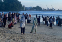 Dua anak laki-laki asal Meulaboh, Kabupaten Aceh Barat, dilaporkan hilang setelah terseret arus saat mandi di Pantai Lhoknga, Kecamatan Lhoknga, Aceh Besar, pada Sabtu sore, 28 Juni 2025.
