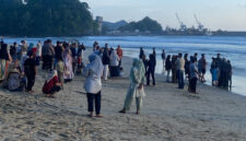 Dua anak laki-laki asal Meulaboh, Kabupaten Aceh Barat, dilaporkan hilang setelah terseret arus saat mandi di Pantai Lhoknga, Kecamatan Lhoknga, Aceh Besar, pada Sabtu sore, 28 Juni 2025.