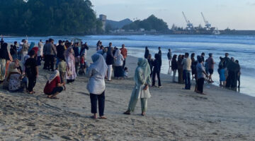 Dua anak laki-laki asal Meulaboh, Kabupaten Aceh Barat, dilaporkan hilang setelah terseret arus saat mandi di Pantai Lhoknga, Kecamatan Lhoknga, Aceh Besar, pada Sabtu sore, 28 Juni 2025.