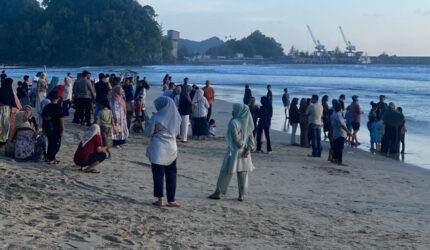 Dua anak laki-laki asal Meulaboh, Kabupaten Aceh Barat, dilaporkan hilang setelah terseret arus saat mandi di Pantai Lhoknga, Kecamatan Lhoknga, Aceh Besar, pada Sabtu sore, 28 Juni 2025.